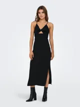 Vestido midi negro de corte camisole con breteles finos y abertura en la pierna.