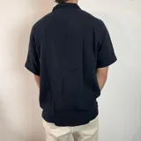 Camisa negra de muselina con manga corta y corte oversize.