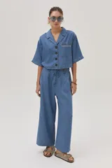 Pantalón de jean celeste de corte ancho, con cintura alta y lazo ajustable.