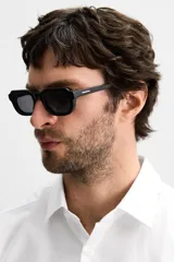 Camisa blanca de corte slim fit, confeccionada en algodón, con cuello italiano, mangas largas con puños abotonados y cierre frontal con botones.