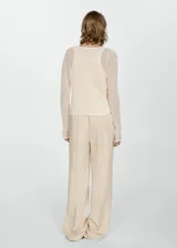 Jersey de punto fino color crema, con cuello redondo, diseño recto y mangas largas. Incluye una musculosa al tono.