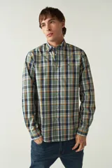 Camisa de manga larga a cuadros rojos y negros, de corte slim fit, con cuello abotonado y logo bordado en el pecho. Confeccionada en algodón.