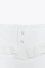 Top blanco de breteles con escote recto y volantes.