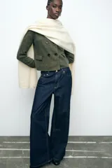 Bufanda rectangular color negro.
