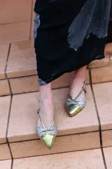 Ballerinas destalonadas con estampado animal print en tonos verde y plateado, con puntera plateada con glitter y tiras finas cruzadas.