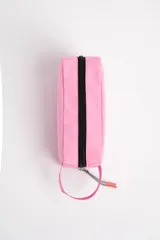 Necesser rosado rectangular con cierre superior de cremallera negra y asa lateral.