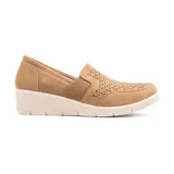 Zapato casual Korium Confort Thia 491 de mujer, color negro, con elásticos laterales, capellada con perforaciones y taco bajo.