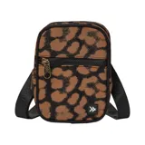 Bolso bandolera marrón con estampado animal print y correa negra ajustable.