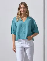 Blusa celeste de lyocell con escote en V y mangas cortas.
