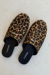 Slippers con estampado animal print, forro y plantilla de cuero negro.