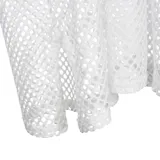 Kimono de playa blanco de tejido calado tipo red, con calce suelto y cordón para ajustar en la cintura.