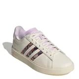 Championes Adidas Grand Court 2.0 color crema con detalles de mariposas en las tres tiras laterales y detalles en lila en el talón y la lengüeta.