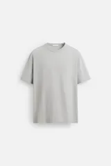 Camiseta negra de algodón de corte regular, con cuello redondo con ribete doble y mangas cortas.