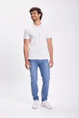Remera polo blanca de piqué de algodón, con cuello clásico y tapeta de dos botones. Corte recto y mangas cortas.
