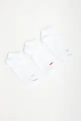 Pack de tres pares de medias tobilleras blancas marca Levi's, con logo en color rojo.