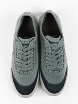 Zapatillas urbanas El Ganso modelo Squash, color verde grisáceo, con puntera de ante y logo bordado en el lateral. Diseño vintage con cordones y suela de goma.