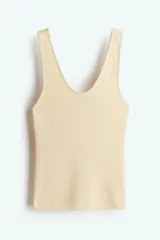 Musculosa color crema de punto fino, entallada, con escote en U en la parte delantera y trasera.