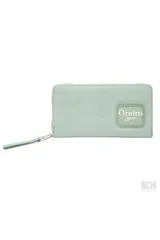 Billetera larga con cierre, color verde agua, con textura de labios grabados y logo de la marca Las Oreiro en el frente. Incluye correa de mano desmontable.