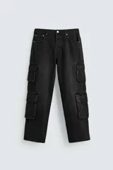 Pantalón relaxed fit confeccionado en denim negro de algodón, con cinco bolsillos y bolsillos cargo con solapa en las perneras. Tiene efecto lavado y cierre frontal con botones.