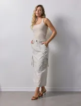 Falda larga color beige, de corte recto, con bolsillos cargo laterales y traseros.