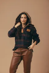 Buzo canguro oversize con capucha y cuello alto, confeccionado con paños de lana estampados.