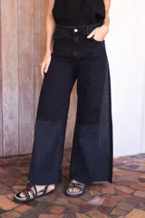 Pantalón de jean wide leg de diseño bicolor en denim de algodón. Presenta una silueta holgada y de pierna ancha con contraste entre los tonos de gris claro y oscuro. Tiene pretina alta.