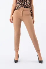 Pantalón de vestir color camel, de corte cigarette, con cinturón con hebilla forrada y ruedo con dobladillo.