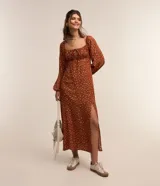 Vestido midi color ladrillo con estampado floral blanco, escote cuadrado con lazo ajustable, mangas largas abullonadas y abertura lateral en la falda.