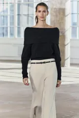 Pantalón culotte color crema, de tiro medio y pierna ancha. Incluye cinturón marrón con hebilla metálica.