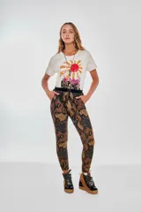 Pantalón babucha con estampado de piel de serpiente en tonos marrones y negros, con cintura alta elástica en color negro.