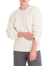 Sweater color crudo de lana de oveja y alpaca, con cuello redondo y diseño de trenzas.