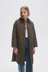 Campera larga acolchada color verde oliva con cuello de pana marrón, cierre frontal con botones a presión y bolsillos laterales.