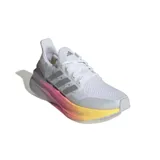Championes de running Adidas Ultraboost 5, color blanco con detalles en gris y suela con degradado de gris a amarillo pasando por rosa.