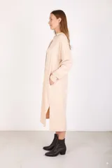 Camisero beige de manga larga.