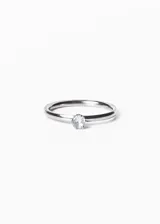 Anillo plateado de acero quirúrgico con un cristal engarzado.