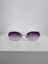 Lentes de sol con protección UV400 y patillas metálicas. Incluye estuche.