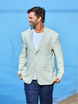 Saco sport azul de lino con solapas de muesca, cierre de dos botones y bolsillos de parche.