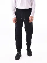 Pantalón de jogging negro con cintura elástica ajustable con cordón y puños ajustados.