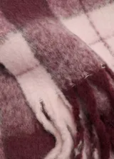 Bufanda rectangular de lana con estampado de cuadros grandes en tonos rosa y borgoña. Tiene flecos en los extremos.
