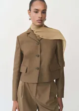 Chaqueta corta color marrón con cuello de solapa y cierre frontal con botones.