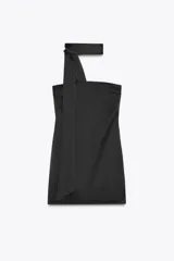 Vestido corto negro de satén, con escote recto, hombros descubiertos y foulard del mismo tejido.