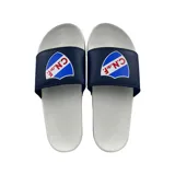 Ojotas con base blanca y tira azul marino con escudo del Club Nacional de Football.