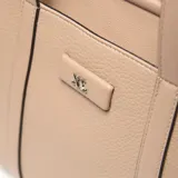 Cartera tipo tote bag de mujer, color taupe, con textura de cuero granulado. Presenta asas largas fijas y herrajes metálicos color níquel. Incluye un logo XL aplicado en el frente.