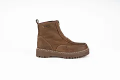 Bota de cuero color marrón con cierre frontal y plataforma con suela de goma.