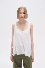 Musculosa negra de bretel ancho y corte holgado.