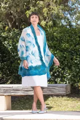 Echarpe blanca de gasa de seda natural con lana Merino superfina en tonos azules y turquesas, con volados en los extremos.