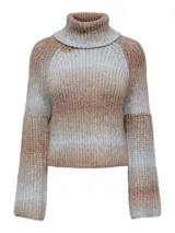 Sweater de punto con cuello alto y mangas raglán, con diseño degradado en tonos marrón y celeste.