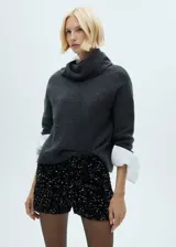 Short negro de tiro alto, con lentejuelas en toda la prenda.