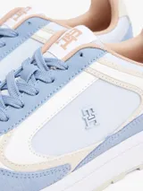 Zapatillas de corte bajo con exterior de ante en tonos celeste, blanco y beige. Presentan paneles con mezcla de texturas, cierre de cordones, insignia con monograma TH tonal en el lateral y suela de EVA blanca con detalles en beige.
