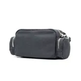Cartera bandolera negra de tela con apliques de strass plateados, múltiples bolsillos con cierre y correa de tela regulable.